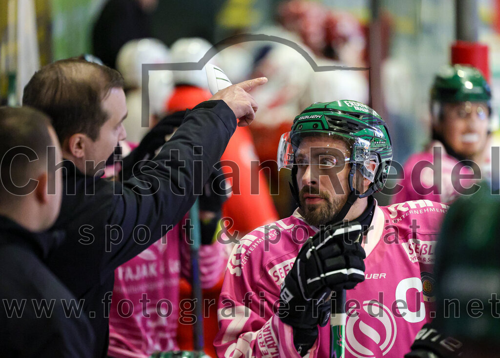 2025-10-24_082_TSV_Erding_gegen_Deggendorfer_SC | Erding, Deutschland, 24.10.2025:Eishockey, Oberliga Süd 2025 / 2026, 11. Spieltag, TSV Erding gegen Deggendorfer SC, Endergebnis: 2:4Teamchef Dominik Quinlan (Erding Gladiators), Philipp Michl (Erding Gladiators, #77)Foto: Christian Riedel / fotografie-riedel.net