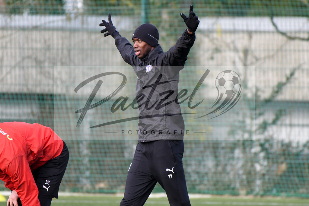 20200131_TRAOSN_0009 | Fußball, Herren: Assan Ceesay (VfL Osnabrueck) gestikuliert waehrend der Trainingseinheit des VfL Osnabrueck im Sportpark Illoshoehe am 31.01.2020 in Osnabrueck, Deutschland. - Realisiert mit Pictrs.com