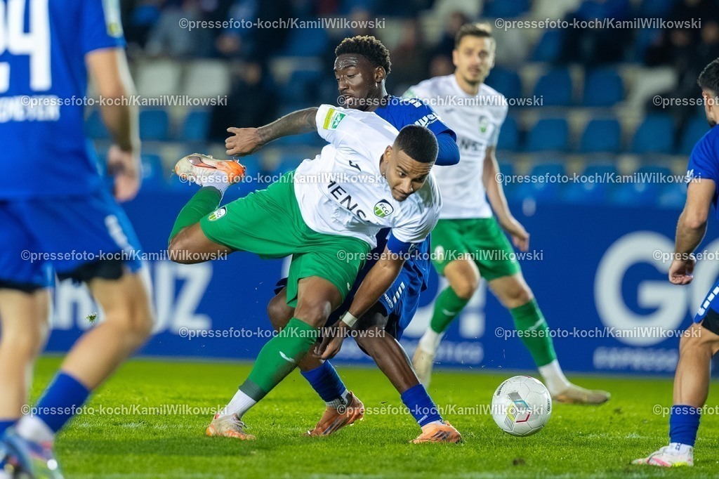xKWI31102501158 | 31.10.2025, xkwix, Fußball, Regionalliga West, VfL Sportfreunde Lotte - FC Gütersloh, Stadion am Lotter Kreuz: Samuel Owusu Addai (VfL Sportfreunde Lotte #9) im Zweikampf gegen David Winke (FC Gütersloh #17)