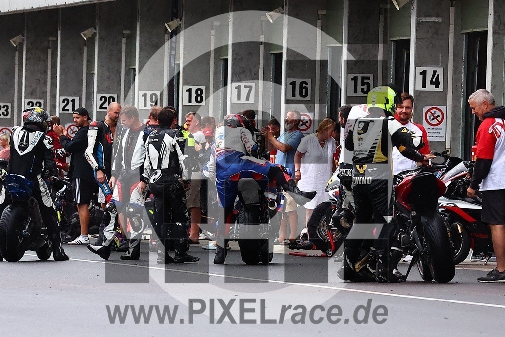 social-20250830_08360 | Schöne Erinnerungen an spannende Momente - das festzuhalten ist unser Job. PIXELrace.de ist seit 2003 auf den Rennstrecken Europas unterwegs um die Action draußen beim Fahren und die wunderbare Stimmung imm Fahrerlager für euch einzufangen.