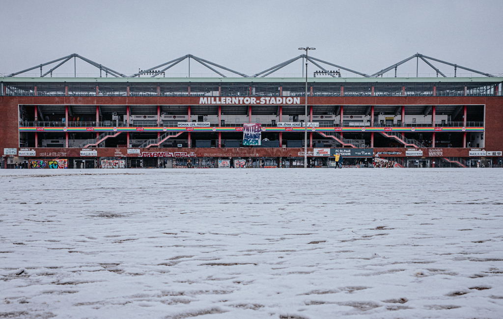 IMG_2615 | Der offizielle Shop für FC St. Pauli Fotos. Wähle aus Spielszenen & Fanmomenten dein FCSP Wunschformat. Wir liefern Millerntor-Atmosphäre.