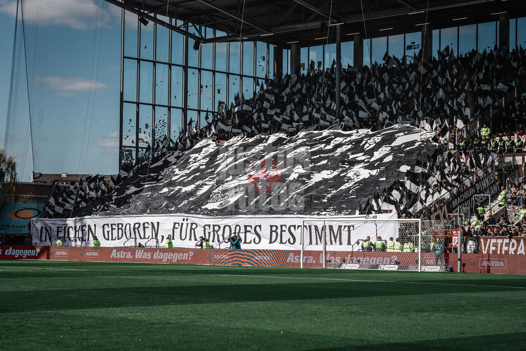Fußball | Männer | Saison 2024/2025  | Fußball-Bundesliga | 28. Spieltag | FC St. Pauli vs. Borussia Mönchengladbach | 06.04.2025 | Choreo der Auswärtsfans aus Mönchengladbach; In Eicken Geboren, Für Großes Bestimmt...