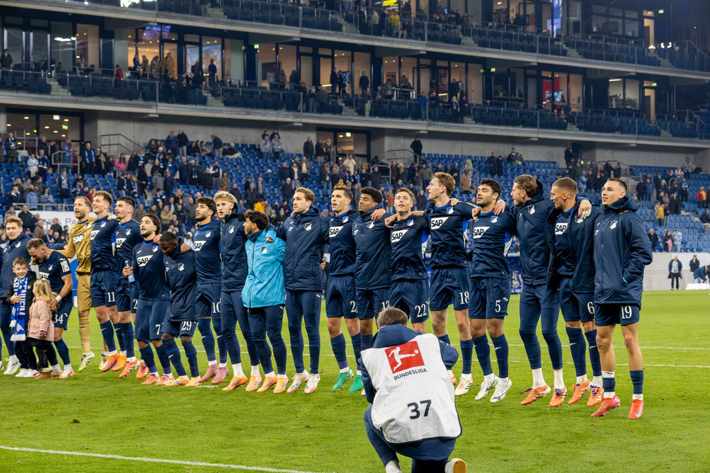 Fußball Bundesliga, Saison 2025/26, 10. Spieltag: TSG Hoffenheim gegen RB Leipzig | Fußball Bundesliga, Saison 2025/26, 10. Spieltag: TSG Hoffenheim gegen RB Leipzig***Bild: Große Freude bei den Spieler von Hoffenheim nach dem Sieg gegen den Tabellenzweiten Leipzig - Realisiert mit Pictrs.com
