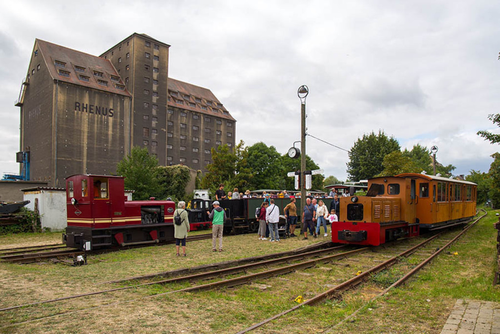 Lindenauer Hafen - Museumsfeldbahn Leipzig-Lindenau | Entdecke über 20 Kategorien Leipzig-Motive: Foto-Downloads, hochwertige Poster, Leinwand- & Fine-Art-Prints. Jetzt Lieblingsfoto im Bildlexikon Leipzig Shop bestellen!