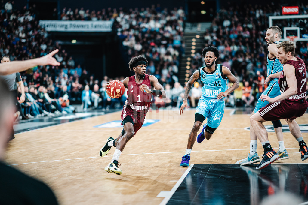 Basketball | Männer | Saison 2023/2024 | easyCredit Basketball Bundesliga | Veolia Towers Hamburg vs. FC Bayern München | 26.03.2024 | Sylvain Francisco (#1, FC Bayern Basketball) mit dem Ball