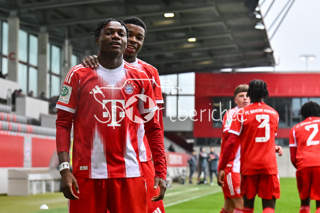 FC Bayern München - Hannover 96 | MUNICH, GERMANY - 15. FEBRUARY: Jubel der Bayern nach dem Treffer zum 3-1 durch Uzorchukwu EGWUATU (FC Bayern München U19 13) / Tor / Torschuetze / Freude / Happy während dem Spiel zwischen der U19 des FC Bayern München und der U19 von Hannover 96 am 2. Spieltag der Hauptrunde der U19-DFB-Nachwuchsliga am FC Bayern Campus