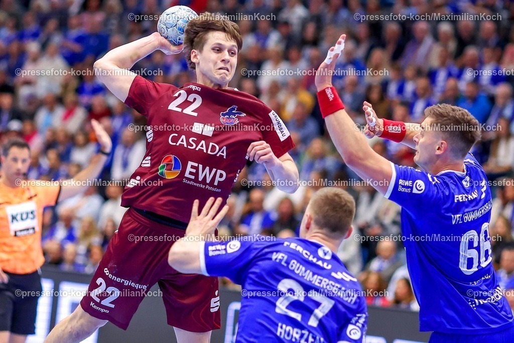 Gum25042501009 | 25.04.2025, Handball, HBL, VfL Gummersbach - 1. VfL Potsdam, Schwalbe-Arena: Maxim Orlov (VfL Potsdam #22) gegen Kristjan Horzen (GUM #27) und Stepan Zeman (GUM #66) 
