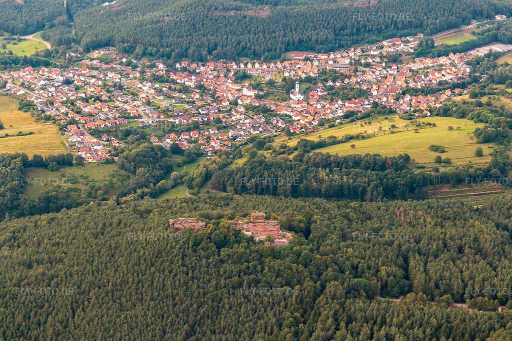Luftbild: Burg Drachefels in Busenberg im Bundesland Rheinland-Pfalz in Deutschland. Foto: IMG_128457.jpg vom 21.08.2021 durch Werner Riehm/FLY-FOTO.de