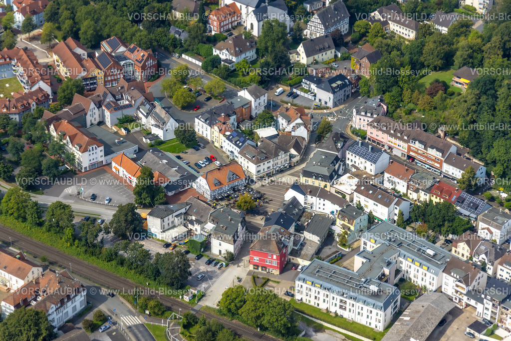 Froendenberg230901985 | Luftbild, Schmallenbach-Haus Hubertia Pflegeheim, Gasthaus Zum Markgrafen mit Außengastronomie auf dem Marktplatz, Fröndenberg, Fröndenberg, Ruhrgebiet, Nordrhein-Westfalen, Deutschland