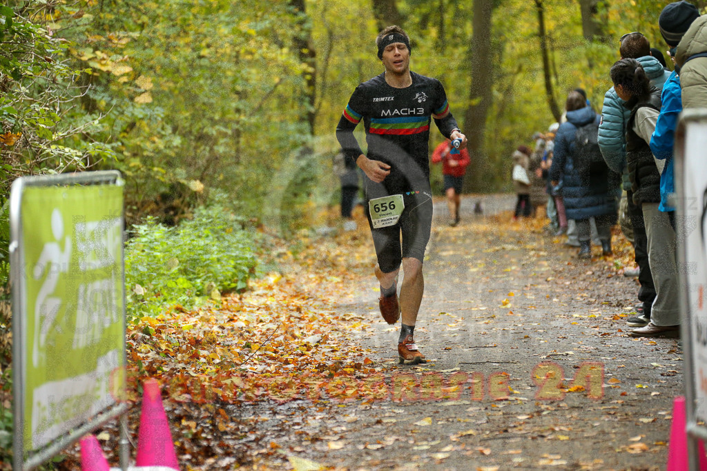 251026_1222_EX1_0233 | Sportfotografie im Rhein-Sieg Kreis, Köln, Bonn, NRW, Rheinland Pfalz, Hessen, etc. Unser Tätigkeitsfeld umfasst den Laufsport vom Volkslauf über den Marathon, Duathlon, Triathon bis zum Ultralauf wie Kölnpfad Ultra oder Schindertrail.