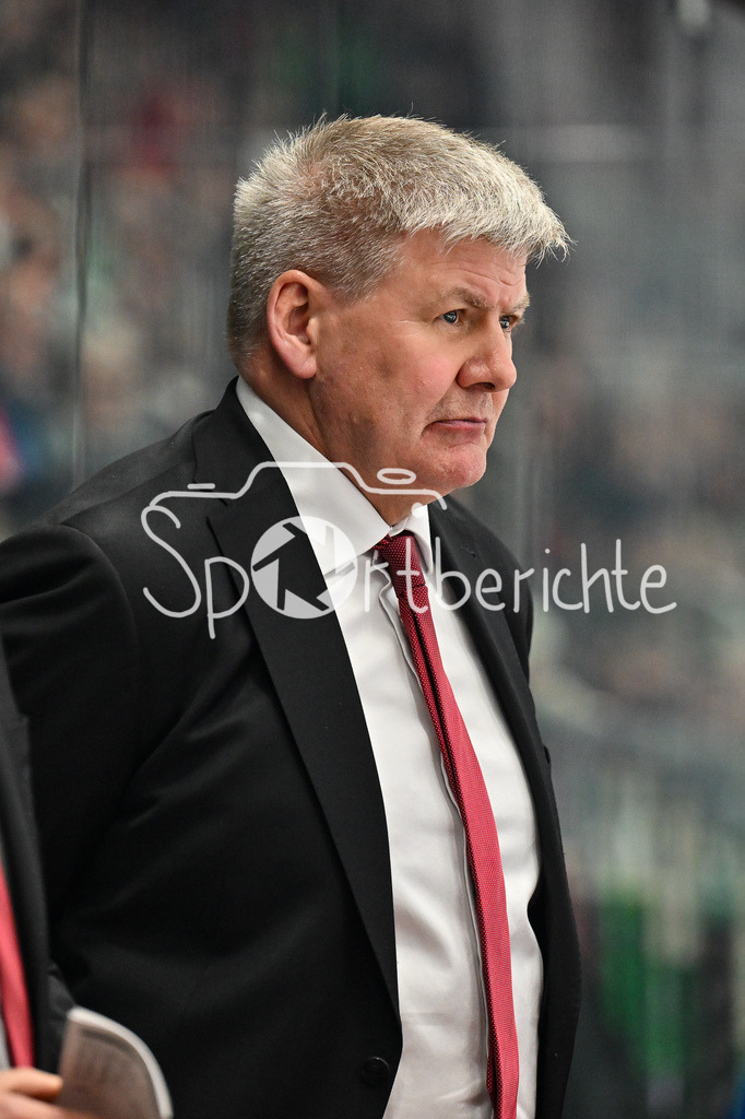Augsburger Panther - Dresdner Eislöwen | AUGSBURG, DEUTSCHLAND - 06. MÄRZ: im Bild Bill PETERS Trainer Augsburger Panther / Einzelfoto / Freisteller während dem Match zwischen den Augsburger Panthern und den Dresdner Eislöwen am 49. Spieltag der Penny DEL im Curt Frenzel Stadion