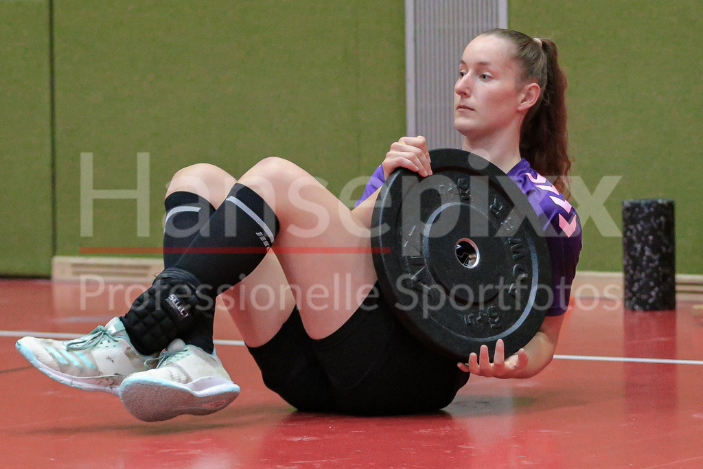 Handball, 2. Bundesliga Frauen, Training SV Werder Bremen | v.li.: Lara Niemann (SV Werder Bremen, 35) bei einer Übung, Trainingsübung