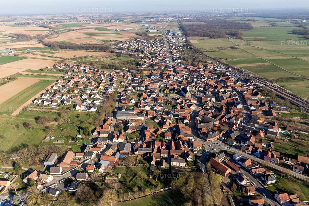 Vue aérienne: Vue du village à Mommenheim dans le département Bas Rhin, France – .Photo: IMG_097617.jpg prise le 16/03/2017 par Werner Riehm/FLY-FOTO.eu – Résolution de l'original: 5472 x 3648 px