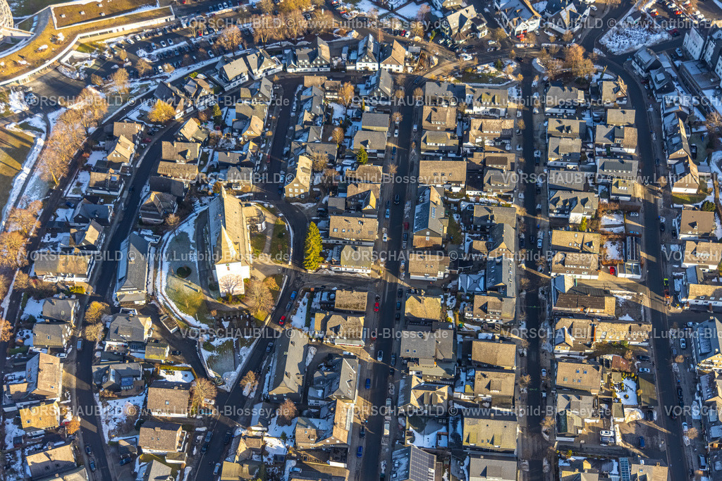 Winterberg260104991 | Luftbild, kath. Kirche St. Jakobus der Ältere und Wohnhäuser in der Ortsmitte, Winterberg, Sauerland, Nordrhein-Westfalen, Deutschland