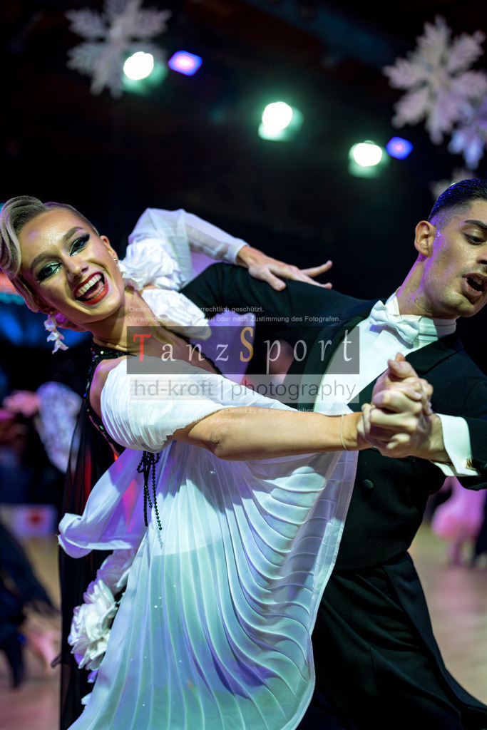 20251214_Baltic-Trophy_2946-2 | Tanzsportbilder, Standardtanz, Lateintanz, WDSF, DTV, LTVB, dancecomp, goc, hessen tanzt, blaues band der spree, walzer, tango, wiener walzer, slowfox, quickstepp, samba, rumba, cha-cha-cha, paso doble. jive, hd-kroft photography, turniertanzsport