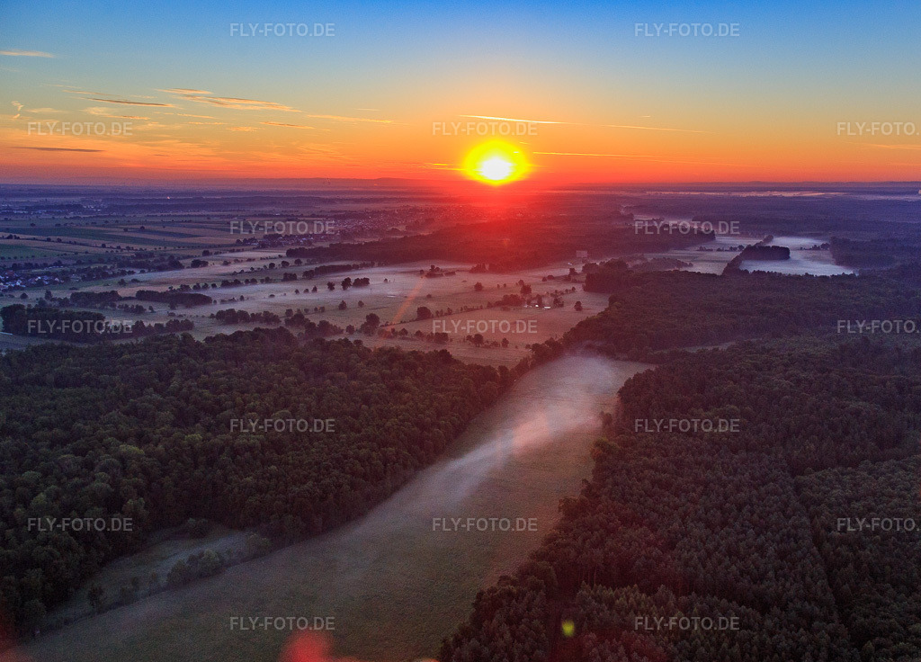 Luftbild: Sonnenaufgang im Otterbachtal mit Morgendunst in Kandel im Bundesland Rheinland-Pfalz in Deutschland. Foto: IMG_091492.jpg vom 10.07.2016 durch Werner Riehm/FLY-FOTO.de