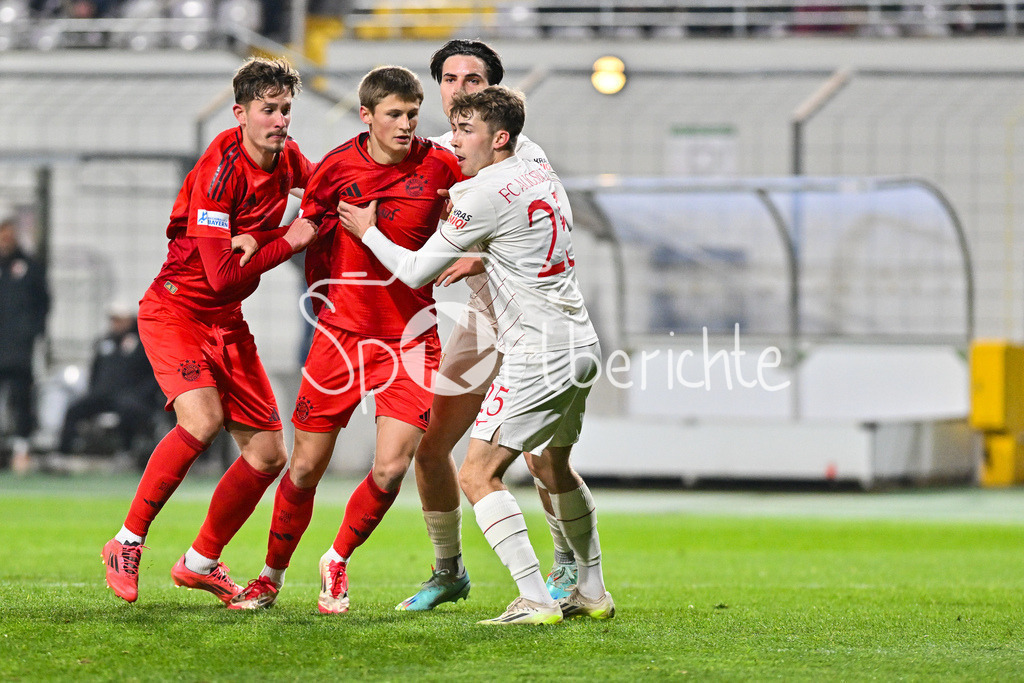 FC Bayern Amateure - FC Augsburg II | v. l. Gabriel MARUSIC (FC Bayern München II #5), Magnus DALPIAZ (FC Bayern München II #2) und Simon MUEHLBAUER (FC Augsburg II 25) / Zweikampf / Regionalliga Bayern: FC Bayern Muenchen II - FC Augsburg II, Gruenwalder Stadion am 14.03.2025