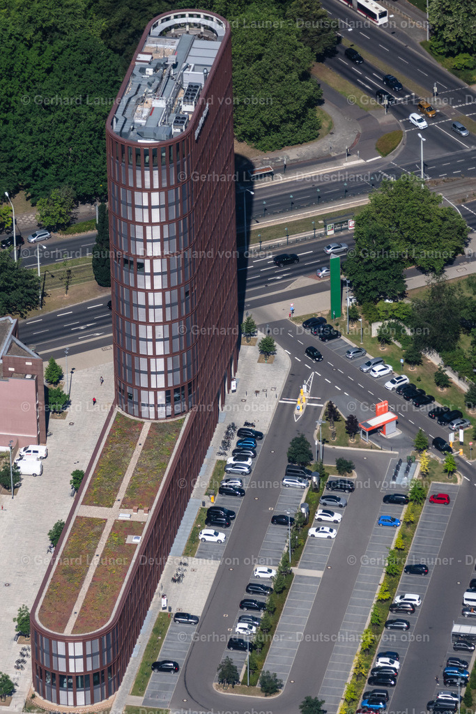 4035445 | BRAUNSCHWEIG 31.07.2020 Neubau des Business Center III am Hochhaus " Business Center II " im BRAWOPARK am Willy-Brandt-Platz in Braunschweig im Bundesland Niedersachsen. Weiterführende Informationen bei: ANES Bauausführungen Berlin GmbH,  ARCHITEKTEN BDA REICHEL STAUTH,  Architekturbüro Papendieck , Rade+Partner -Partnerschaftsgesellschaft,  Ed. Züblin AG,  Gattermann Immobilien  Projekt GmbH,  Ingenieurbüro Damer + Partner,  Köster GmbH,  STAUTH | Architekten Partnerschaftsgesellschaft mbB,  Stadt Braunschweig. // Construction site of new Building on the skyscraper at BRAWOPARK of the Volksbank in Braunschweig in the state Lower Saxony. Further information at: ANES Bauausfuehrungen Berlin GmbH,  ARCHITEKTEN BDA REICHEL STAUTH,  Architekturbuero Papendieck , Rade+Partner -Partnerschaftsgesellschaft,  Ed. Zueblin AG,  Gattermann Immobilien  Projekt GmbH,  Ingenieurbuero Damer + Partner,  Koester GmbH,  STAUTH | Architekten Partnerschaftsgesellschaft mbB,  Stadt Braunschweig. Foto: Gerhard Launer