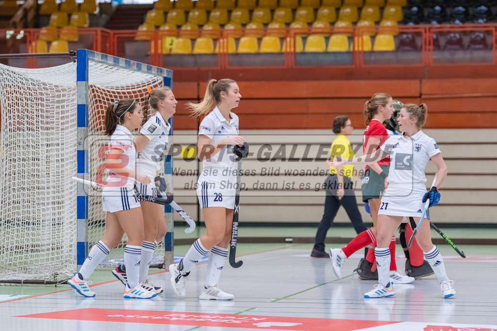 HK_20221126_101697 | 1. Bundesliga ( Halle ) Damen Crefelder HTC - Düsseldorfer HC am 27.11.2022 Crefelder HTC, Krefeld , Luca Scheuten ( Düsseldorfer HC #20 ) , Clara Ycart ( Düsseldorfer HC #10 ) , Sophia Schwabe ( Düsseldorfer HC #18 )