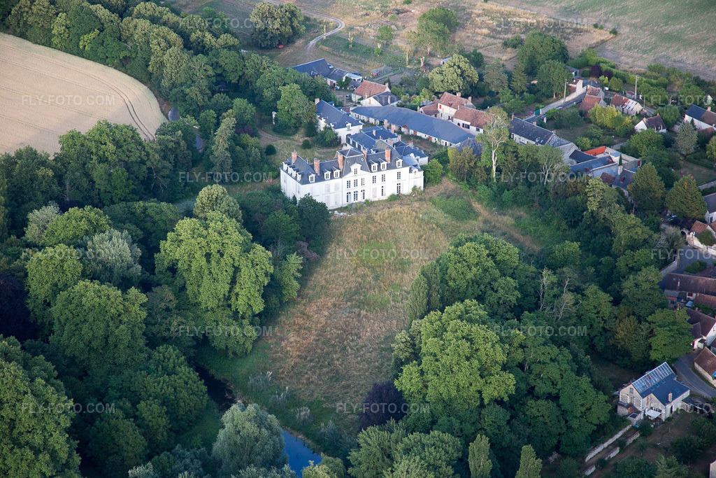 Aerial view: Castle complex Chouzy-sur-Cisse in Chouzy-sur-Cisse in the state Loir et Cher, France.Photo: IMG_082481.jpg taken on 06/20/2015 by Werner Riehm/FLY-FOTO.comResolution of the original: 5472 x 3648 px