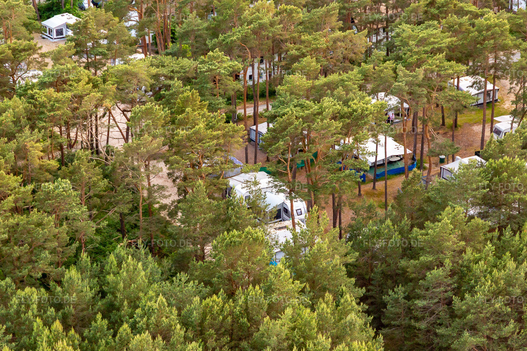 Luftbild: Dünencamp Karlshagen in Karlshagen im Bundesland Mecklenburg-Vorpommern in Deutschland. – Foto: IMG_141403.jpg vom 06.06.2024 durch Werner Riehm/FLY-FOTO.de – Auflösung des Originals: 5056 x 3371 px – Campingplatz