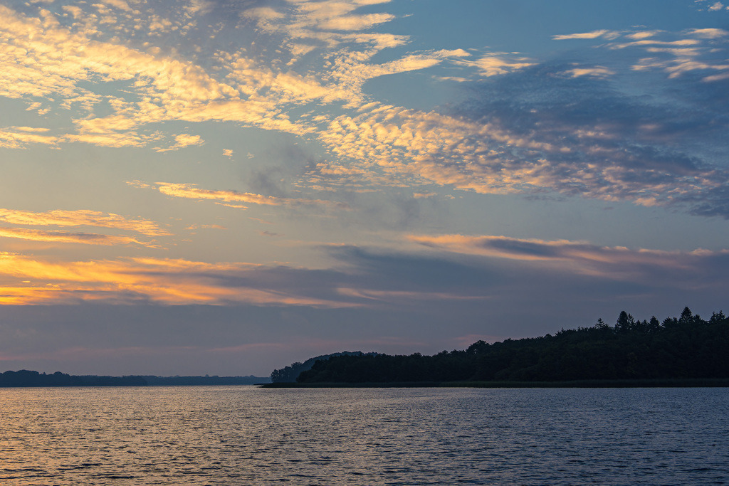 Seeblick in Seedorf am Schaalsee im Sonnenaufgang | Seeblick in Seedorf am Schaalsee im Sonnenaufgang.