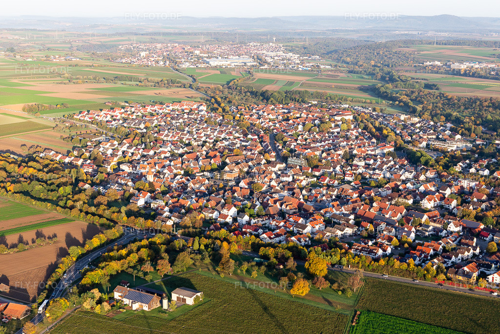 Luftbild: Ortsansicht der Straßen und Häuser der Wohngebiete in Möglingen im Bundesland Baden-Württemberg in Deutschland. Foto: IMG_119118.jpg vom 14.10.2019 durch Werner Riehm/FLY-FOTO.de