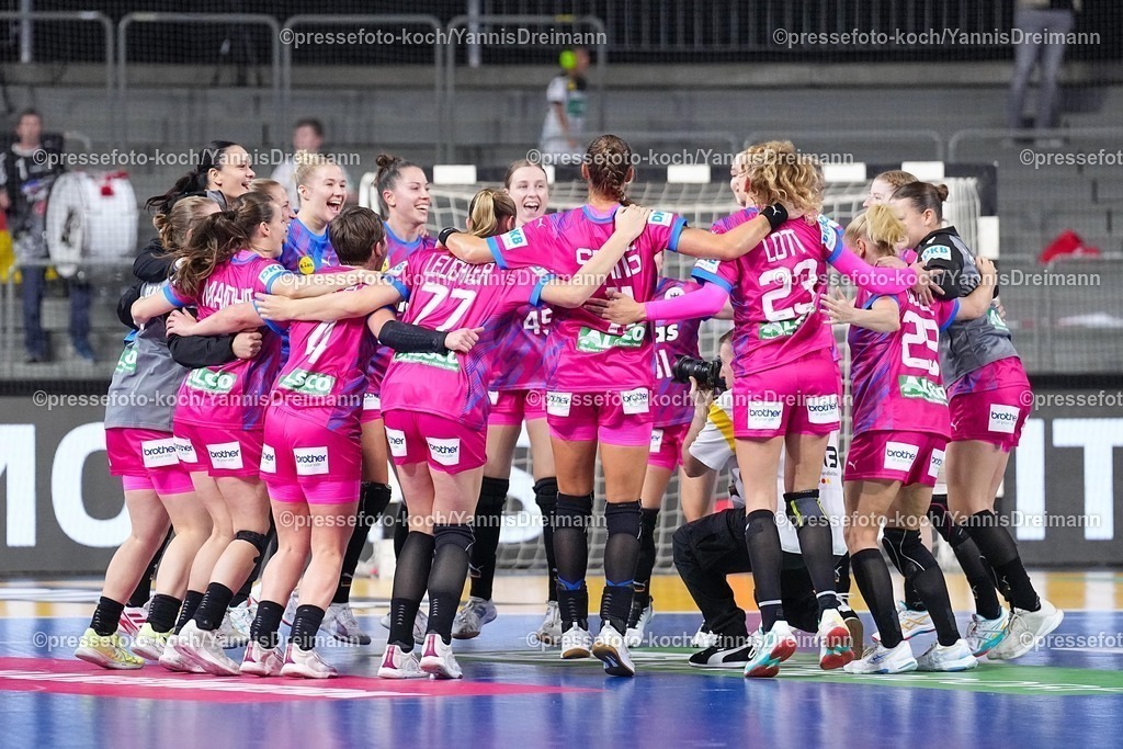 xydrx21092501072 | 21.09.2025, xydrx, Handball, Frauen Länderspiel, Deutschland - Niederlande, YAILA Arena: Das deutsche Team feiert den Sieg