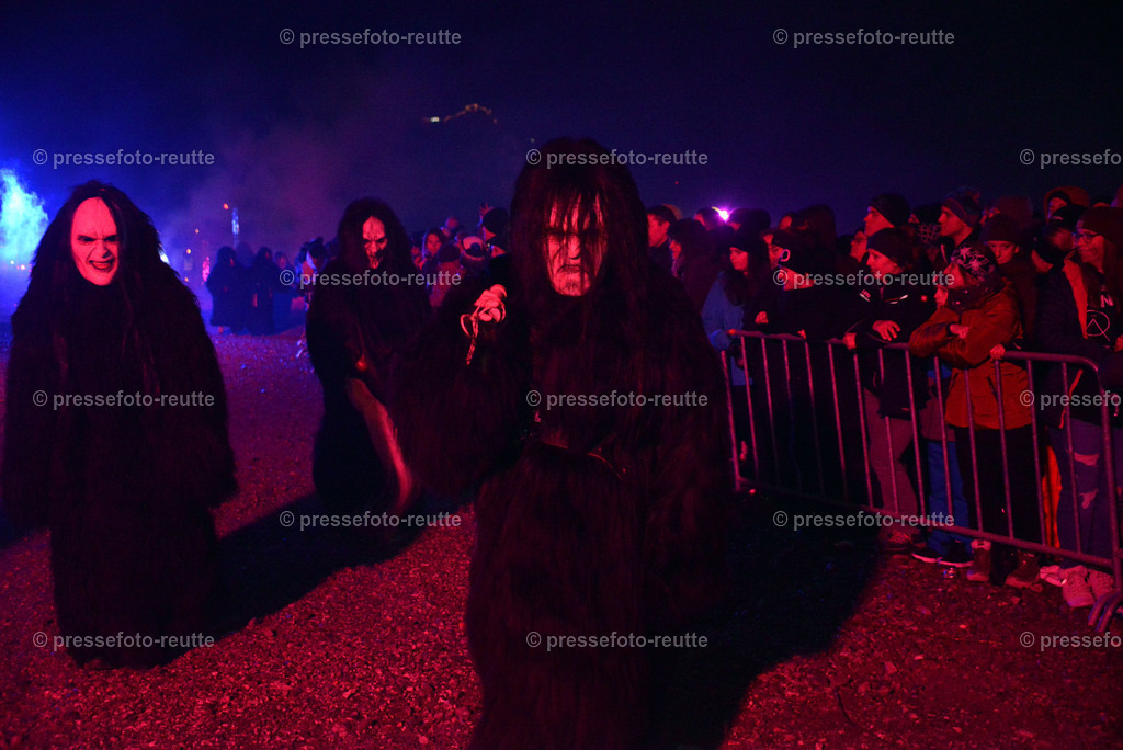 news-2022-Dez03-Krampusumzug-Reutte-WTV_6007 | Info aus dem Bezirk Reutte/Ausserfern Tirol sowie eine umfangreiche Bilddatenbank über die gesamte Region: Lechtal, Talkessel Reutte, Tannheimertal, Zwischentoren. Lech, Plansee, Zugspitze, Grenztunnel, B179, Fernpassstraße, Verkehr, Lawinen, Tradition, - Realisiert mit Pictrs.com
