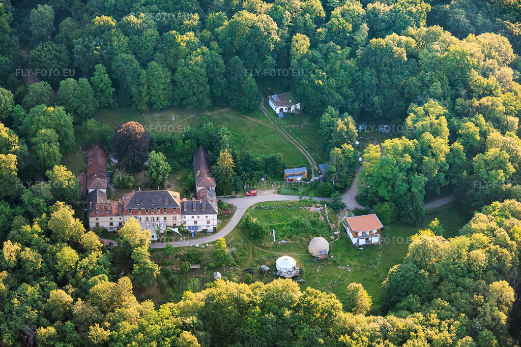 Vue aérienne: Écolieu Langenberg Château d'Alsace à le quartier Weiler in Wissembourg dans le département Bas Rhin, France – .Photo: IMG_157814.jpg prise le 19/06/2026 par Werner Riehm/FLY-FOTO.eu – Résolution de l'original: 5683 x 3789 px – Ecolieu Langenberg