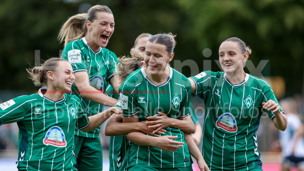 Fussball, Google Pixel Frauen-Bundesliga, SV Werder Bremen - TSG 1899 Hoffenheim | v.li.: Chiara D Angelo (SV Werder Bremen, 2), Medina Desic (SV Werder Bremen, 9), Torschützin Larissa Mühlhaus (SV Werder Bremen, 7) und Verena Wieder (SV Werder Bremen, 31) mit Torjubel, Jubel, jubeln, jubelt, optimistisch, Spielszene, Highlight, Freude über das Tor zum 1:0, DIE DFB-RICHTLINIEN UNTERSAGEN JEGLICHE NUTZUNG VON FOTOS ALS SEQUENZBILDER UND/ODER VIDEOÄHNLICHE FOTOSTRECKEN. DFB REGULATIONS PROHIBIT ANY USE OF PHOTOGRAPHS AS IMAGE SEQUENCES AND/OR QUASI-VIDEO.