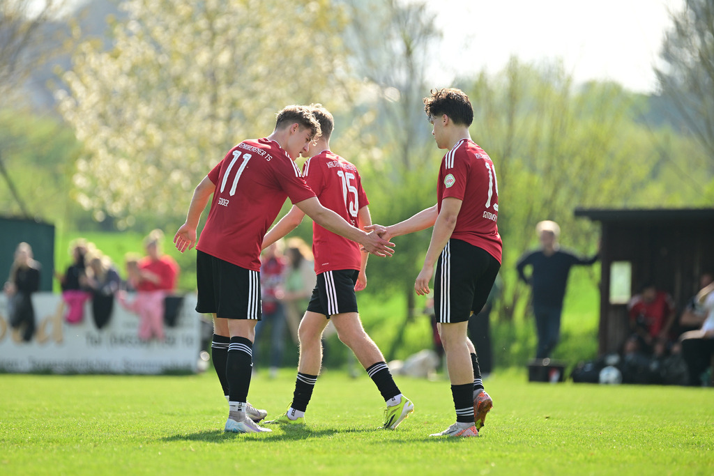 Fußball I Herren I Saison 2024-2025 I Landesliga I 24. Spieltag I SV Grün-Weiß Siebenbäumen - Kaltenkirchener TS | Marten Soder (11, Kaltenkirchener TS) mit Mika Gutovsky (19, Kaltenkirchener TS) - Realisiert mit Pictrs.com