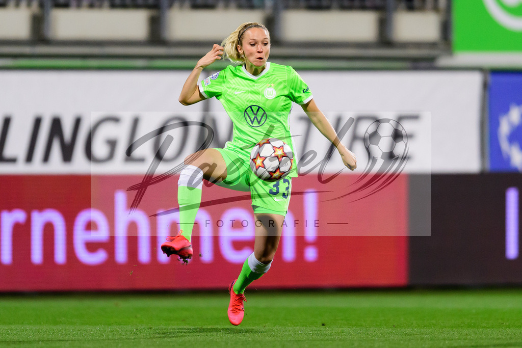 WOBJUV20211118_005 | Fussball, Frauen: Turid Knaak (VfL Wolfsburg) in Aktion, am Ball, Einzelaktion bei dem Spiel der UEFA Women´s Champions League zwischen VfL Wolfsburg und Juventus Turin im AOK-Stadion am 18.11.2021 in Wolfsburg, Deutschland. - Realisiert mit Pictrs.com