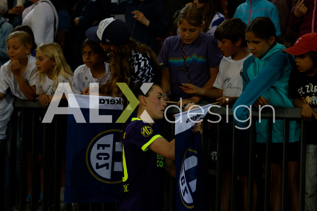 GC Zürich vs FC Zürich - AXA Women’s Super League Playoffs - Stadion Letzigrund | Signing after the AXA Women’s Super League Playoffs quarter-final second leg between GC Zürich and FC Zürich at Stadion Letzigrund, Zurich, Switzerland. - Realisiert mit Pictrs.com