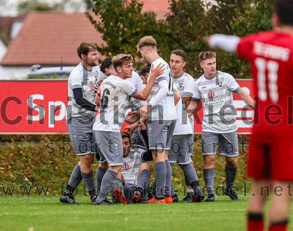 2023-10-15_013_SV_Eintracht_Berglern_gegen_FC_Tuerkguecue_Erding | Berglern, Deutschland, 15.10.2023:
Fußball, Kreisklasse 2023 / 2024, 10. Spieltag, SV Eintracht Berglern gegen FC Türkgücü Erding, Endergebnis: 1:0

Jubel nach dem 1:0 durch Michael Faltermeier (SV Eintracht Berglern, #10)
Stefan Pablitschko (SV Eintracht Berglern, #16), Maurice Steck (SV Eintracht Berglern, #11)

Foto: Christian Riedel / fotografie-riedel.net