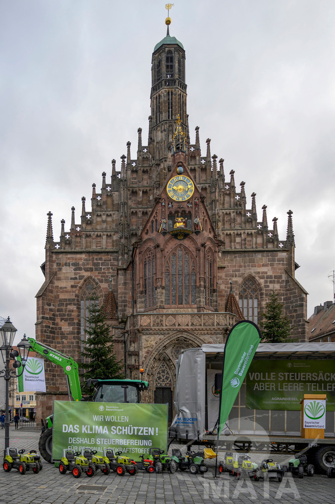 _DWI0334 | Bauerndemo gegen Agrarpolitik der Bundesregierung  auf dem Straße Obstmarkt und Hauptmarkt . Nürnberg, 08.01.2024 - Realisiert mit Pictrs.com