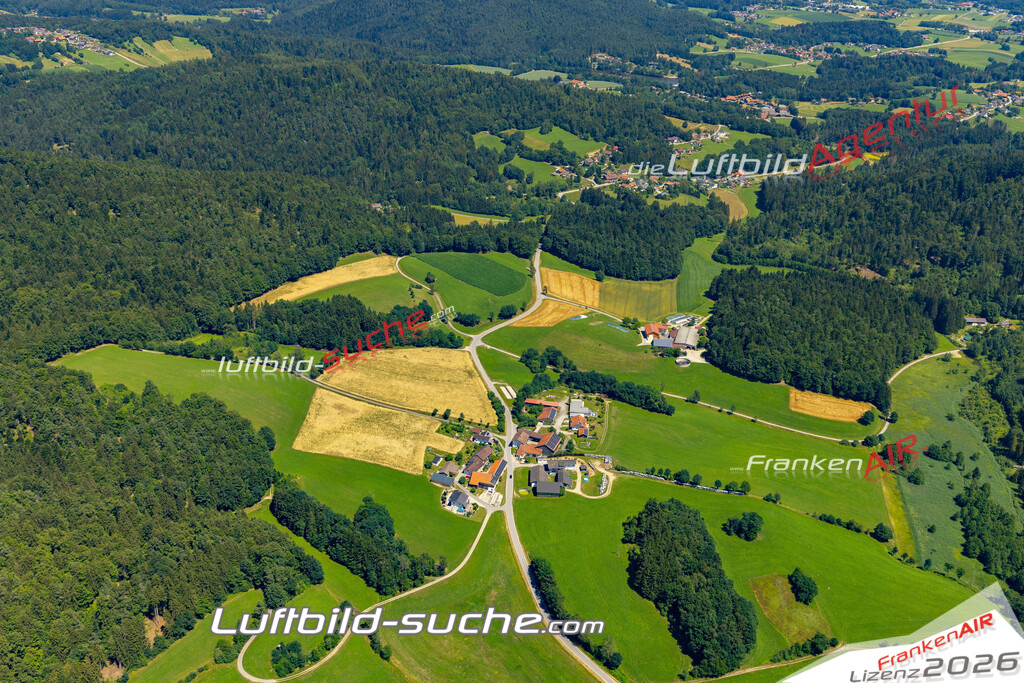 Aktuelles Luftbild von Thurmannsdorf Fürstenstein - Die Luftaufnahme wurde 2022 mittels UL-Flugzeug erstellt ( keine Drohne ) - hochauflösende Kamera-Systeme von  Canon -Beste Qualität - Für grossformatige Ausdrucke geeignet. Die Geschenkidee !