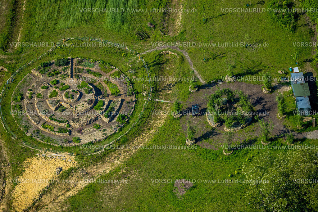 Witten240506922 | Luftbild, Gärten der Gemeinschaft, spiralförmiger Kräutergarten Heilkräuterspirale am Christopherus-Hof, Annen, Witten, Ruhrgebiet, Nordrhein-Westfalen, Deutschland