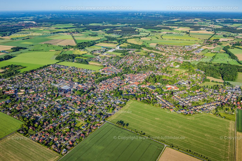 Wittingen_ELS_3480050623 | WITTINGEN 05.06.2023 Stadtgebiet mit Außenbezirken und Innenstadtbereichn in Wittingen im Bundesland Niedersachsen, Deutschland. // City area with outside districts and inner city area in Wittingen in the state Lower Saxony, Germany. Foto: Martin Elsen