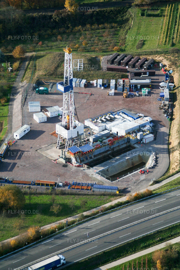 Bohrturm und Baustelle für ein Geothermiekraftwerk | Luftbild: Bohrturm und Baustelle für ein Geothermiekraftwerk in Insheim im Bundesland Rheinland-Pfalz in Deutschland. Foto: IMG_14516.jpg vom 08.11.2008 durch Werner Riehm/FLY-FOTO.de - Realisiert mit Pictrs.com