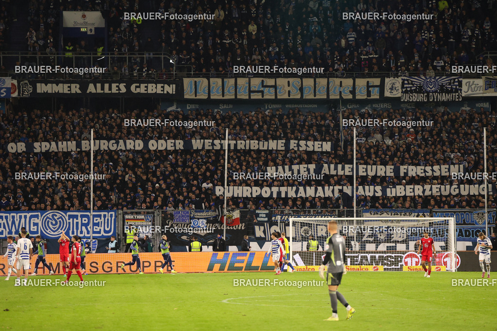 MSV Duisburg - Rot-Weiss Essen  | Duisburg, Deutschland, 26.10.2025 MSV Duisburg Fans zeigen ein Spruchband im Fanblock  während des 3.Liga Spiels zwischen MSV Duisburg und Rot-Weiss Essen in der Schauinsland-Reisen-Arena am 26.10.2025 in Duisburg (Foto von Timo Bluhmki-Schmidt/ Brauer Fotoagentur