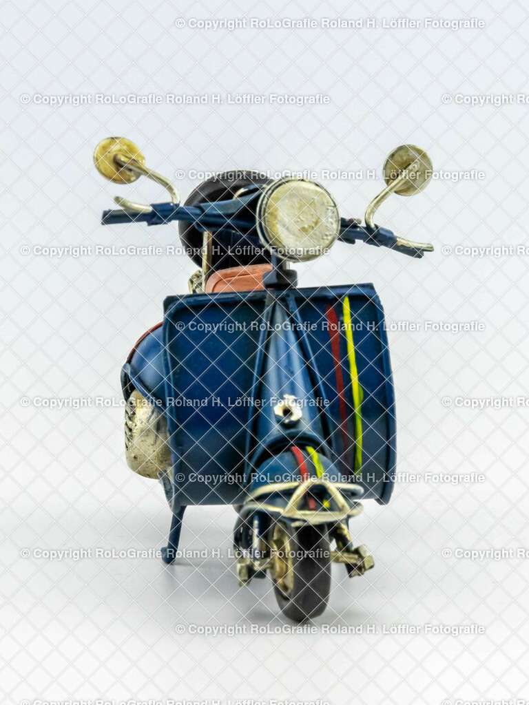 Fahrzeug_24 | Modellfahrzeug in Modellandschaft - Realisiert mit Pictrs.com