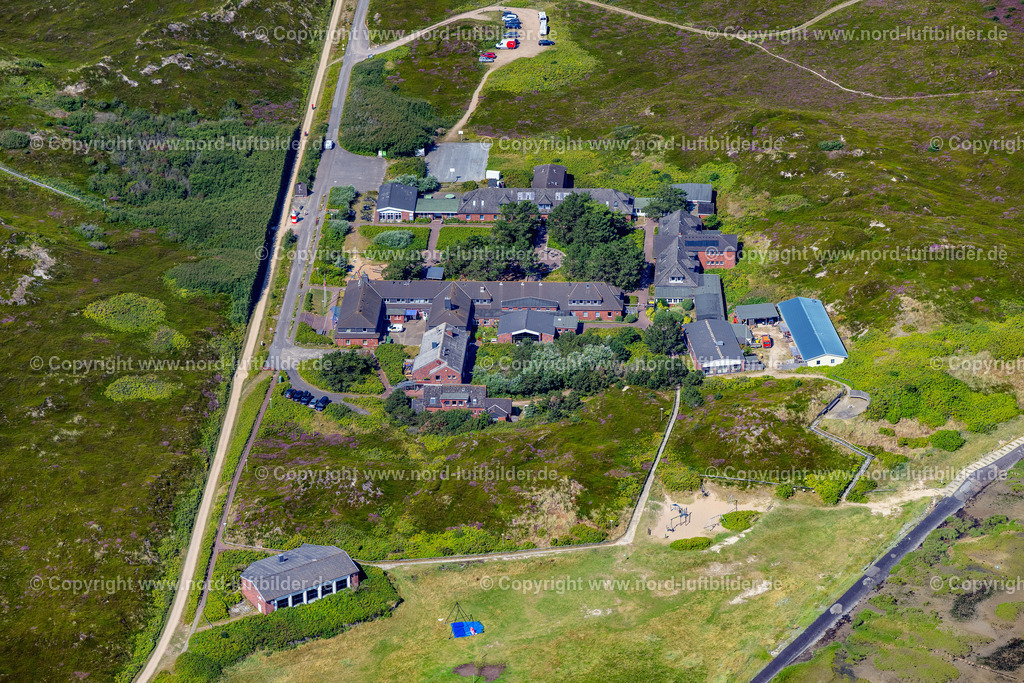 Sylt_Rantum_Dünendorf_Puan_Klent_auf_Sylt_ELS_5481130825 | SYLT 13.08.2025 Gebäude der Jugendherberge " Hamburger Jugenderholungsheim Puan Klent " im Ortsteil Rantum (Sylt) in Sylt auf der Insel Sylt im Bundesland Schleswig-Holstein, Deutschland. // Building the hostel " Hamburger Jugenderholungsheim Puan Klent " in the district Rantum (Sylt) in Sylt on Island Sylt in the state Schleswig-Holstein, Germany. Foto: Martin Elsen