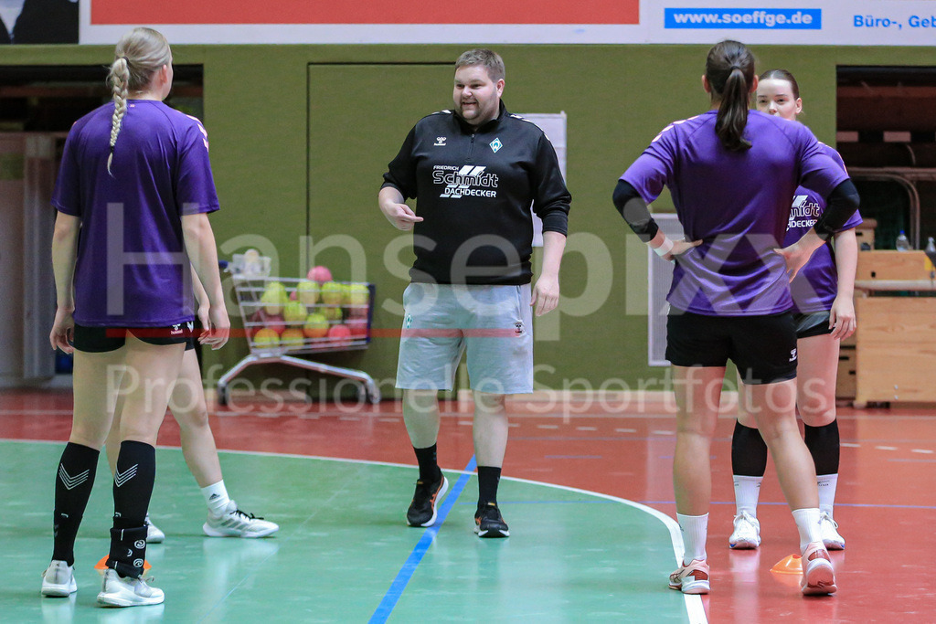 Handball, 2. Bundesliga Frauen, Training SV Werder Bremen | v.li.: Timm Dietrich (Trainer, Cheftrainer, SV Werder Bremen) gibt Anweisungen, gestikuliert, mit den Armen gestikulieren
