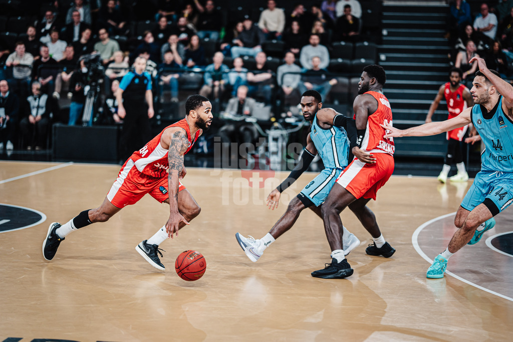 Basketball | Männer | Saison 2024/2025 | BKT EuroCup | Veolia Towers Hamburg vs. Hapoel Bank Yahav Jerusalem | 17.12.2024 | Tarik Phillip (#22, Hapoel Jerusalem) am Ball