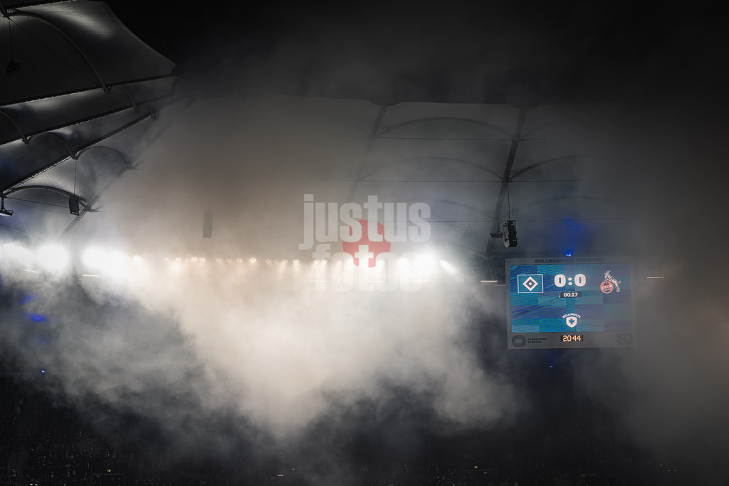 Fußball | Männer | Saison 2024/2025 | 2. Fußball-Bundesliga | 18. Spieltag | Hamburger SV vs. 1. FC Köln | 18.01.2025 | Das Volksparkstadion im Nebel nach Pyrotechnik