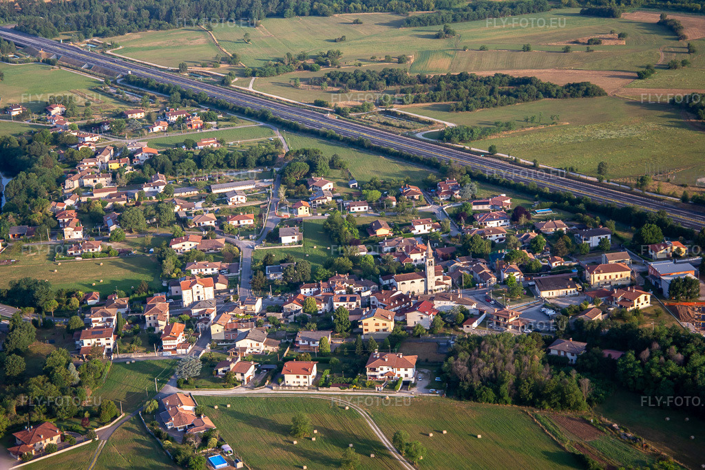 Vue aérienne: Vue de la ville à Savogna d’Isonzo dans le département Gorizia, Italie. Photo: IMG_137587.jpg prise le 16/07/2023 par Werner Riehm/FLY-FOTO.eu – Résolution de l'original: 5041 x 3361 px