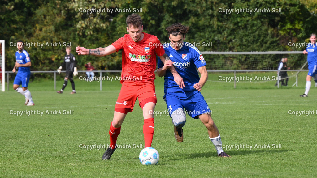SpVg Eidertal Molfsee vs Inter Türkspor Kiel | Carlo Heun (Molfsee #13) vs André Volkers (Inter #18) / Fußball-Landesliga Schleswig Männer 2026/2027 / SpVg Eidertal Molfsee vs Inter Türkspor Kiel / Platz A / Molfsee / 03.10.26 - Realisiert mit Pictrs.com