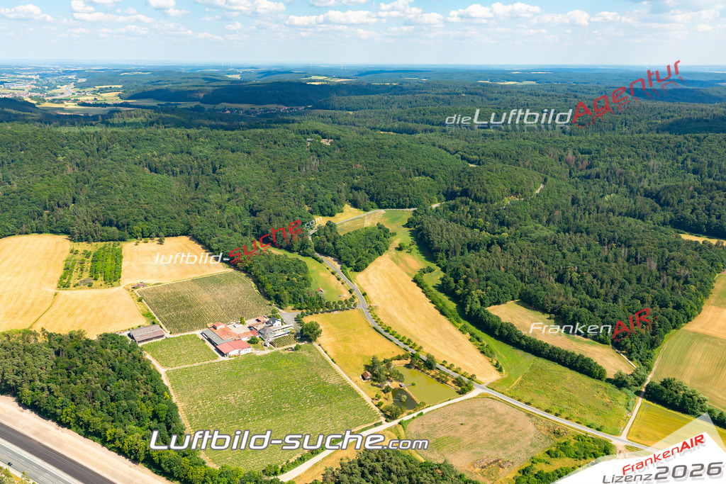 Das Luftbild zeigt : Weingut Abtswind - Die Luftaufnahme wurde 2023 vom UL-Flugzeug aus erstellt ( keine Drohne ) - Hochauflösende Luftaufnahme - Für grossformatige Ausdrucke geeignet. Die Geschenkidee !Mit Lizenz und Bildrechte bestellbar