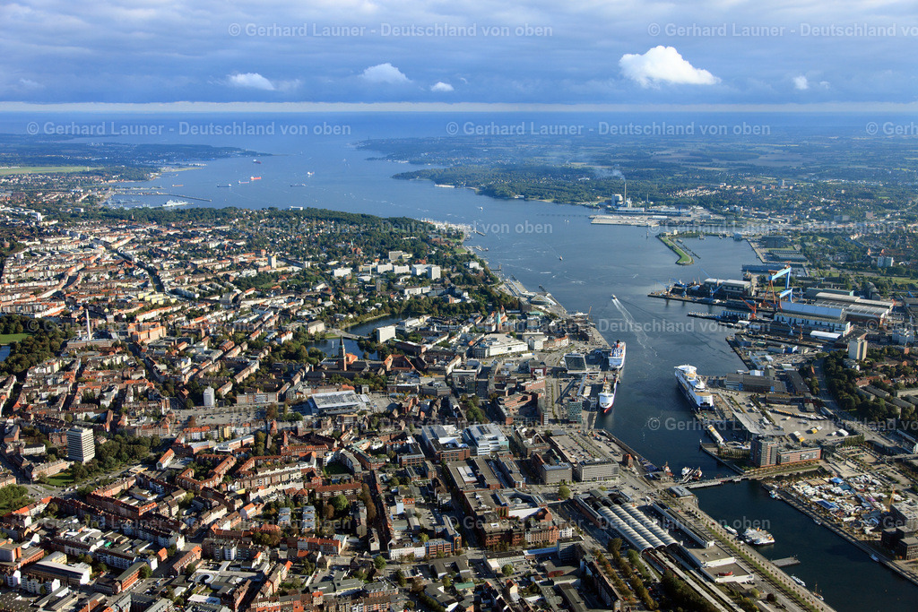 3071458 | KIEL 07.08.2020 Blick über die Kieler Förde und die Stadt Kiel mit seinen Hafenanlagen, Werften, Geschäfts- Büro- und Wohnhäusern